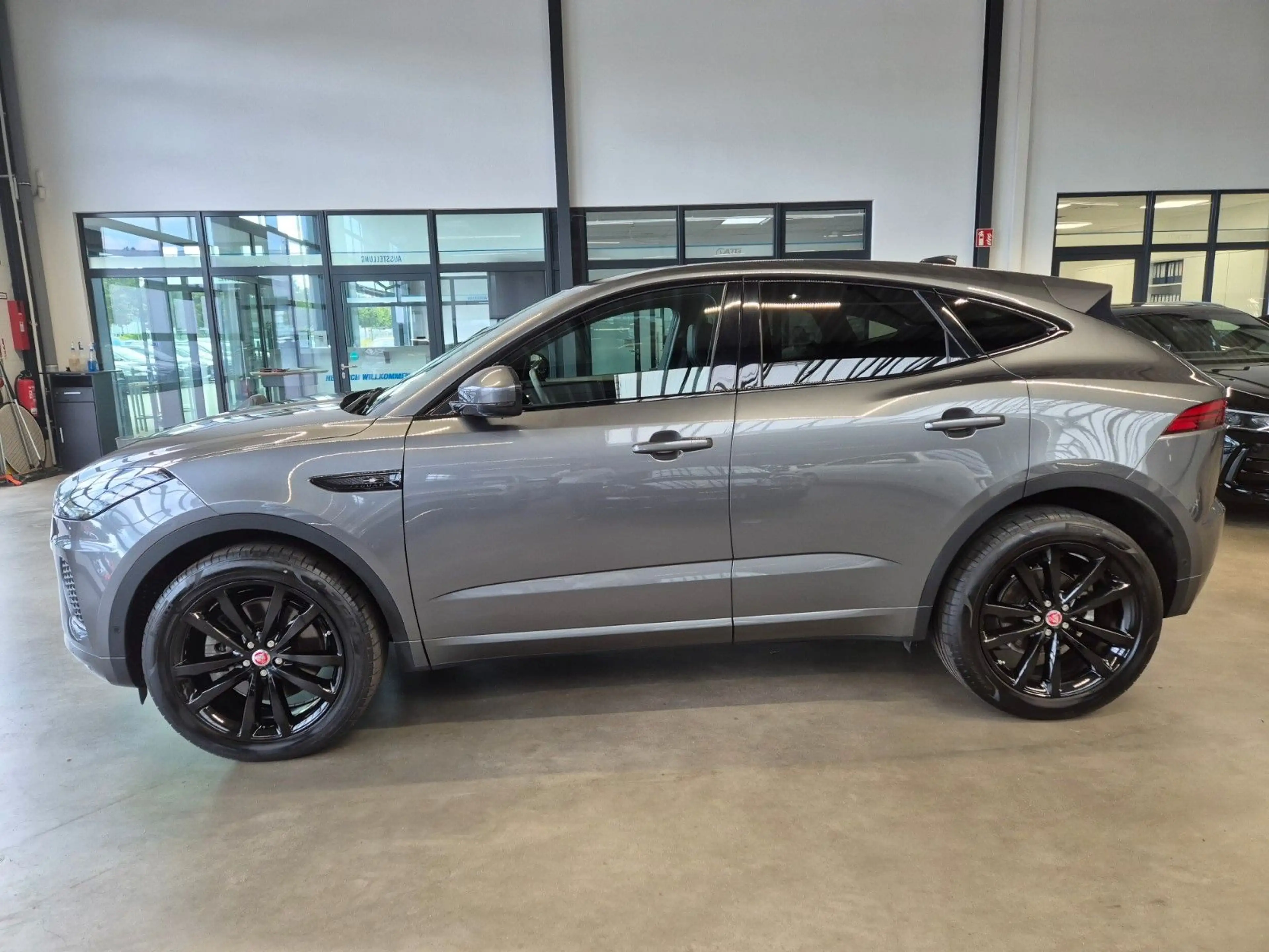 Jaguar E-Pace E-PACE R-DYNAMIC S AWD LEDER ACC MERIDIAN 360CAM — photo 4