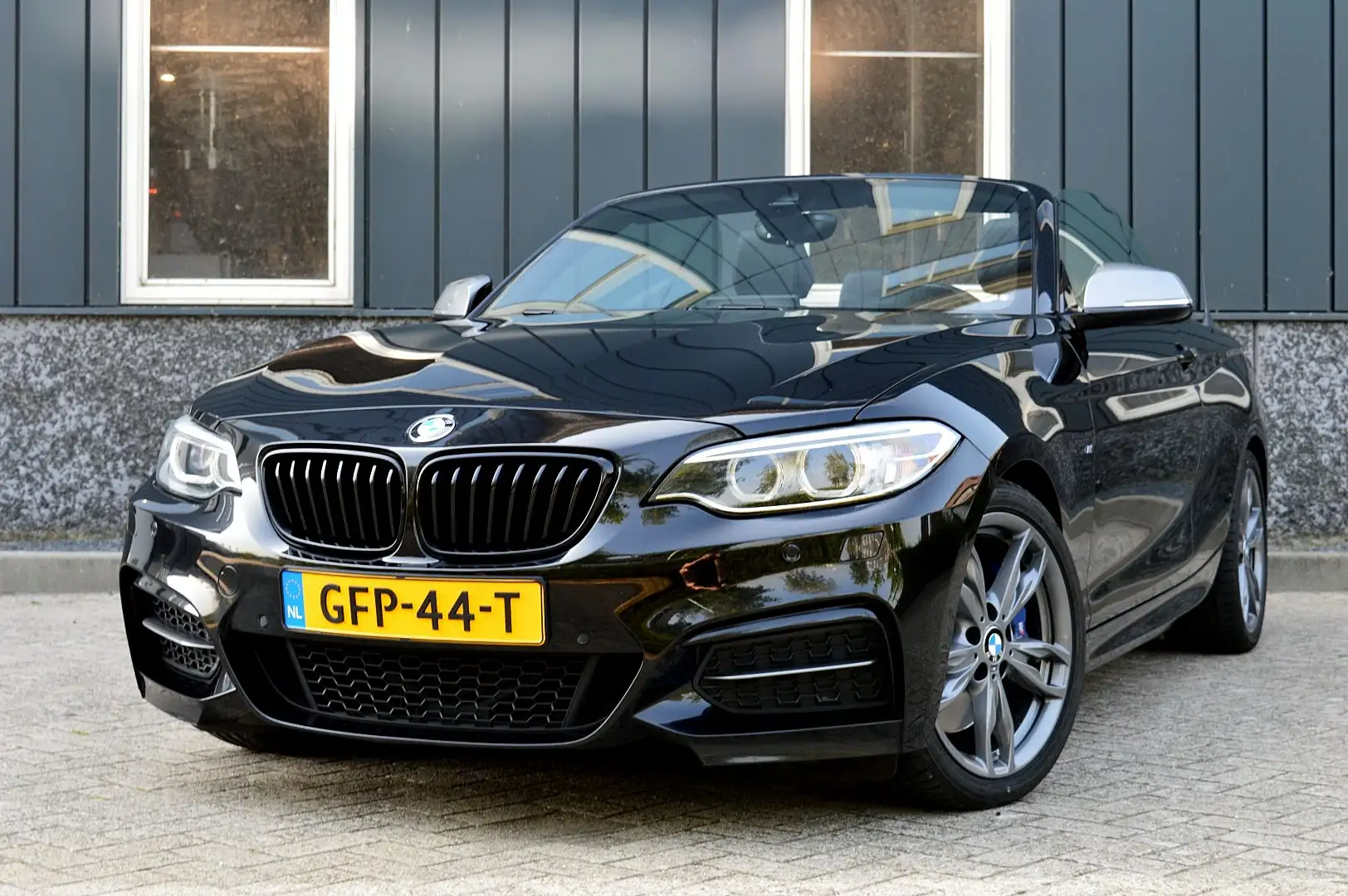 BMW 240 2-serie Cabrio M240i xDrive High Executive Rijklaa Zwart - 2