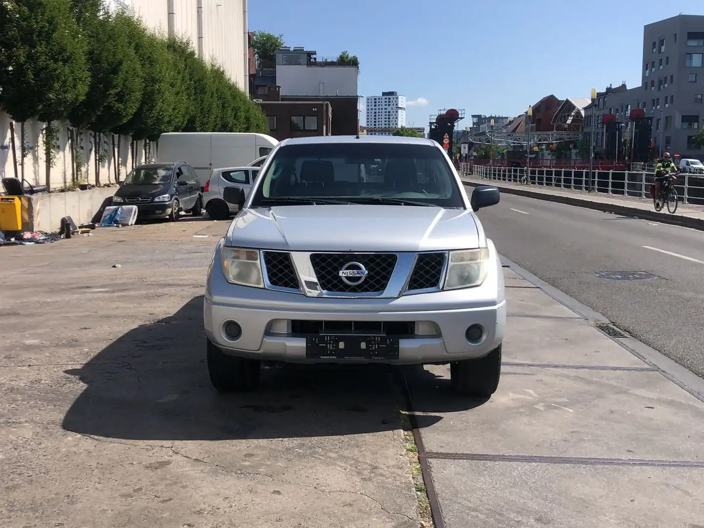 Nissan Navara 2.5 dCi 4x4 Executive Gris - 2
