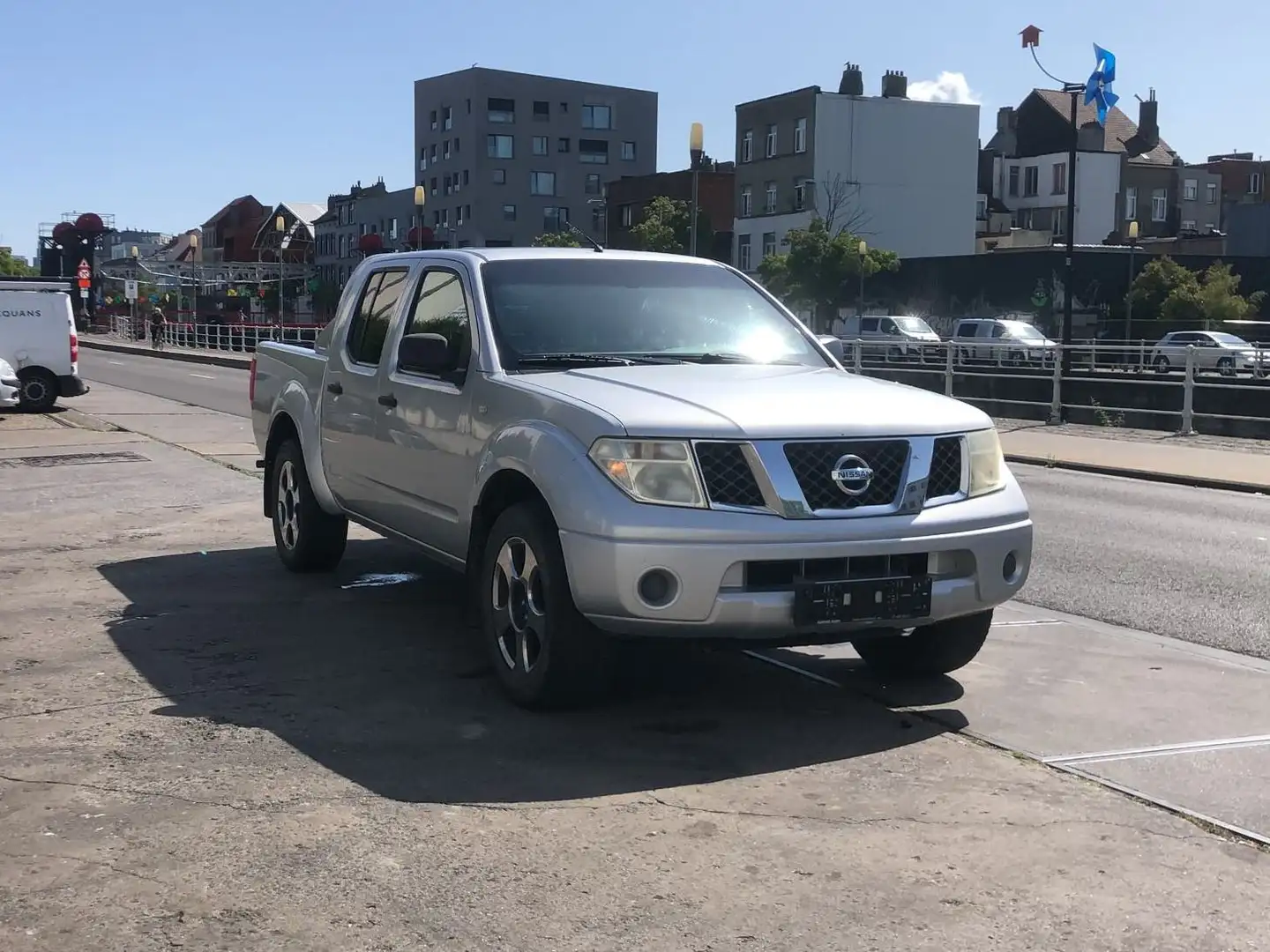 Nissan Navara 2.5 dCi 4x4 Executive Gris - 1