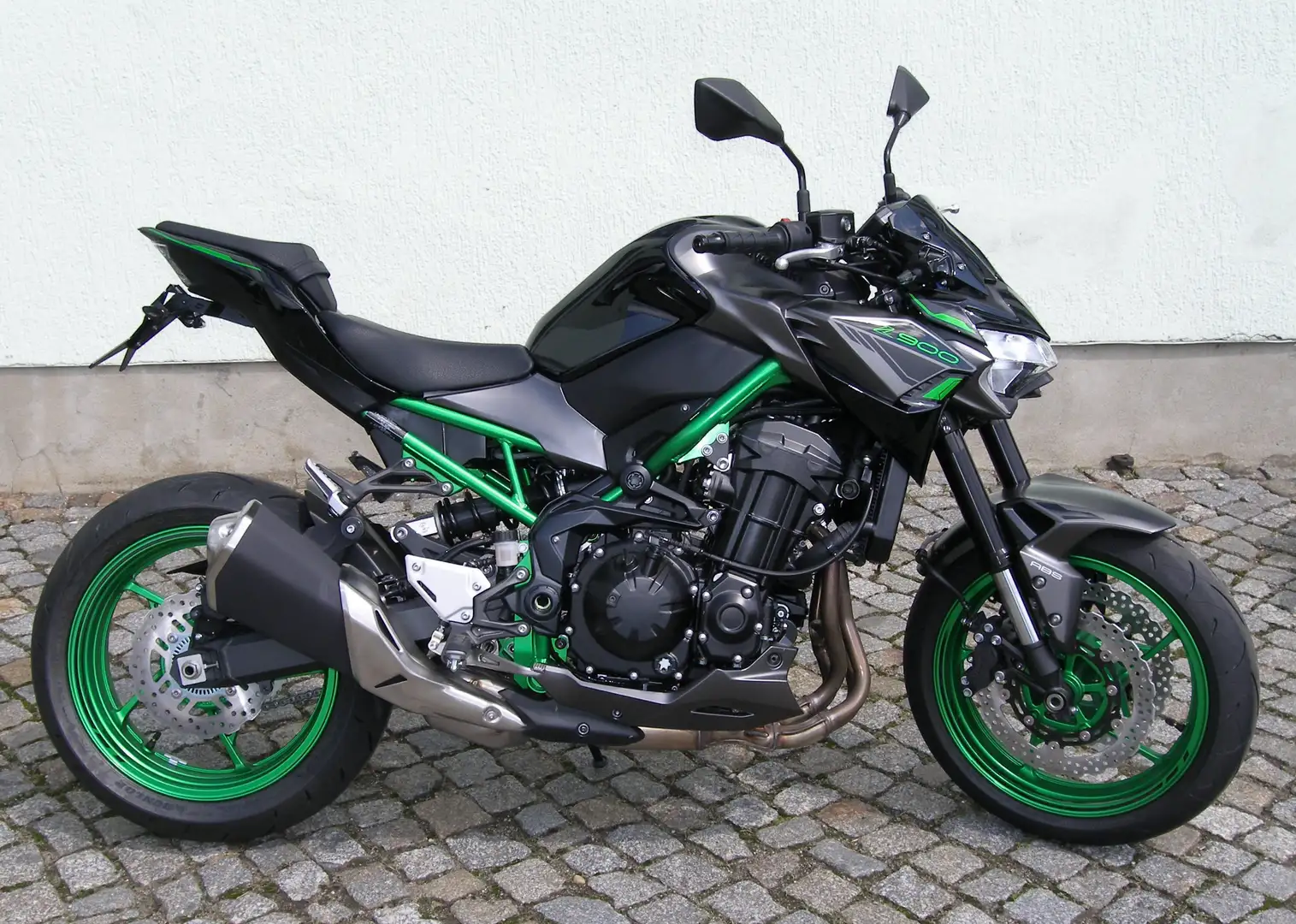 Kawasaki Z 900 70 KW Baujahr 2024 Gri - 1