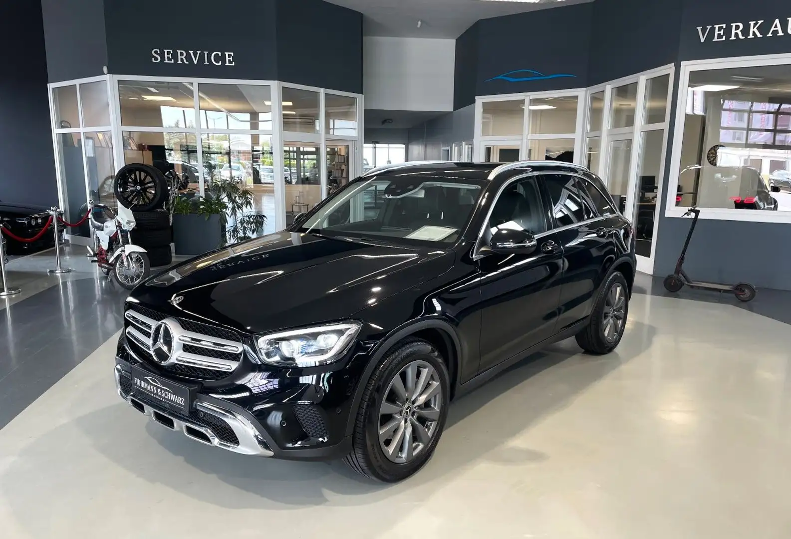 Mercedes-Benz GLC 220 d 4Mat 9G Pano+AHK+Rkam+ Schwarz - 1