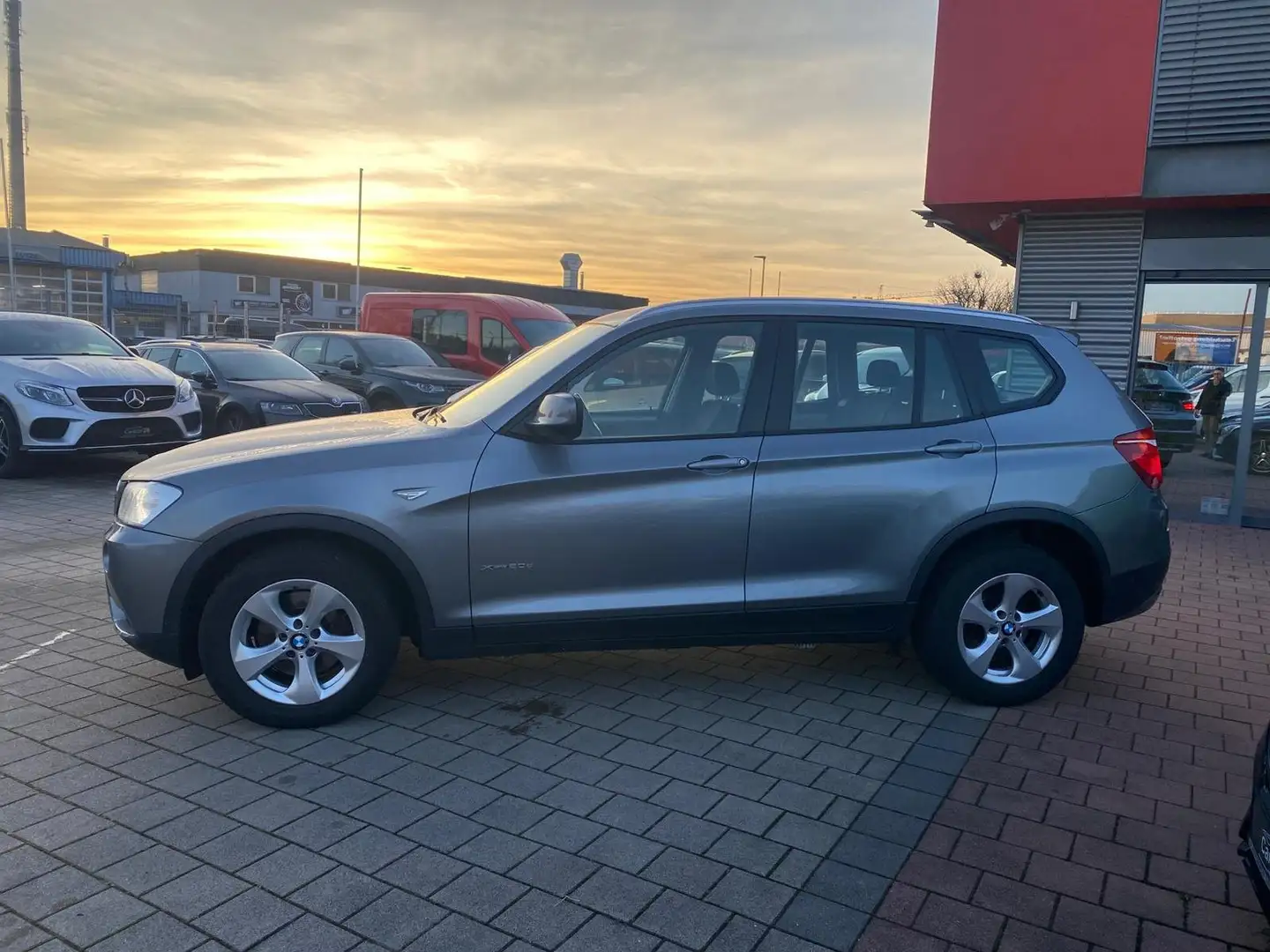 BMW X3 xDrive 20 d Service NEU Grau - 2