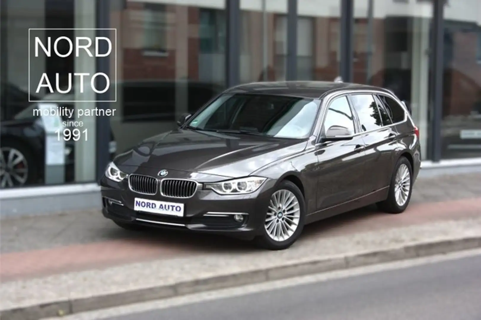 BMW 318 d Touring Autom. Navi/Xenon/Pdc/Ahk Grau - 1