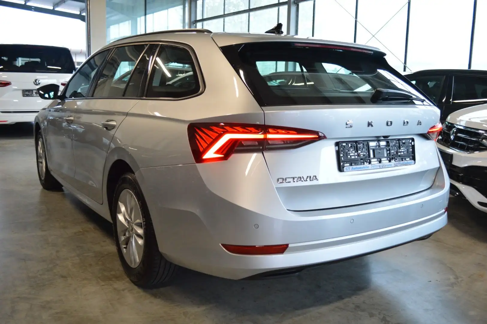 Skoda Octavia 2.0 TDI DSG Ambition LED|NAV|AHK|RKAMERA Silber - 2