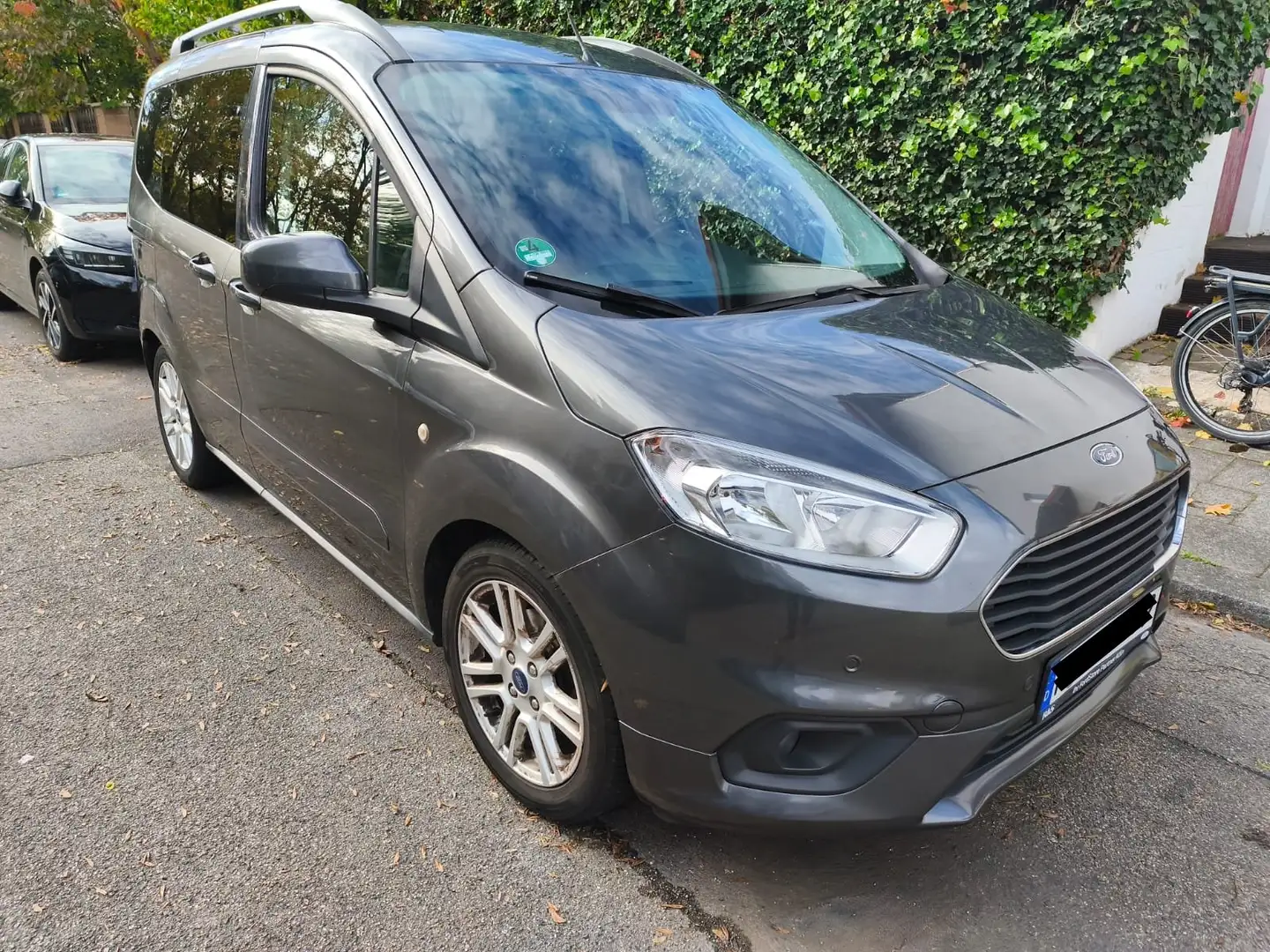 Ford Tourneo Courier 1.0 EcoBoost Titanium Grau - 2