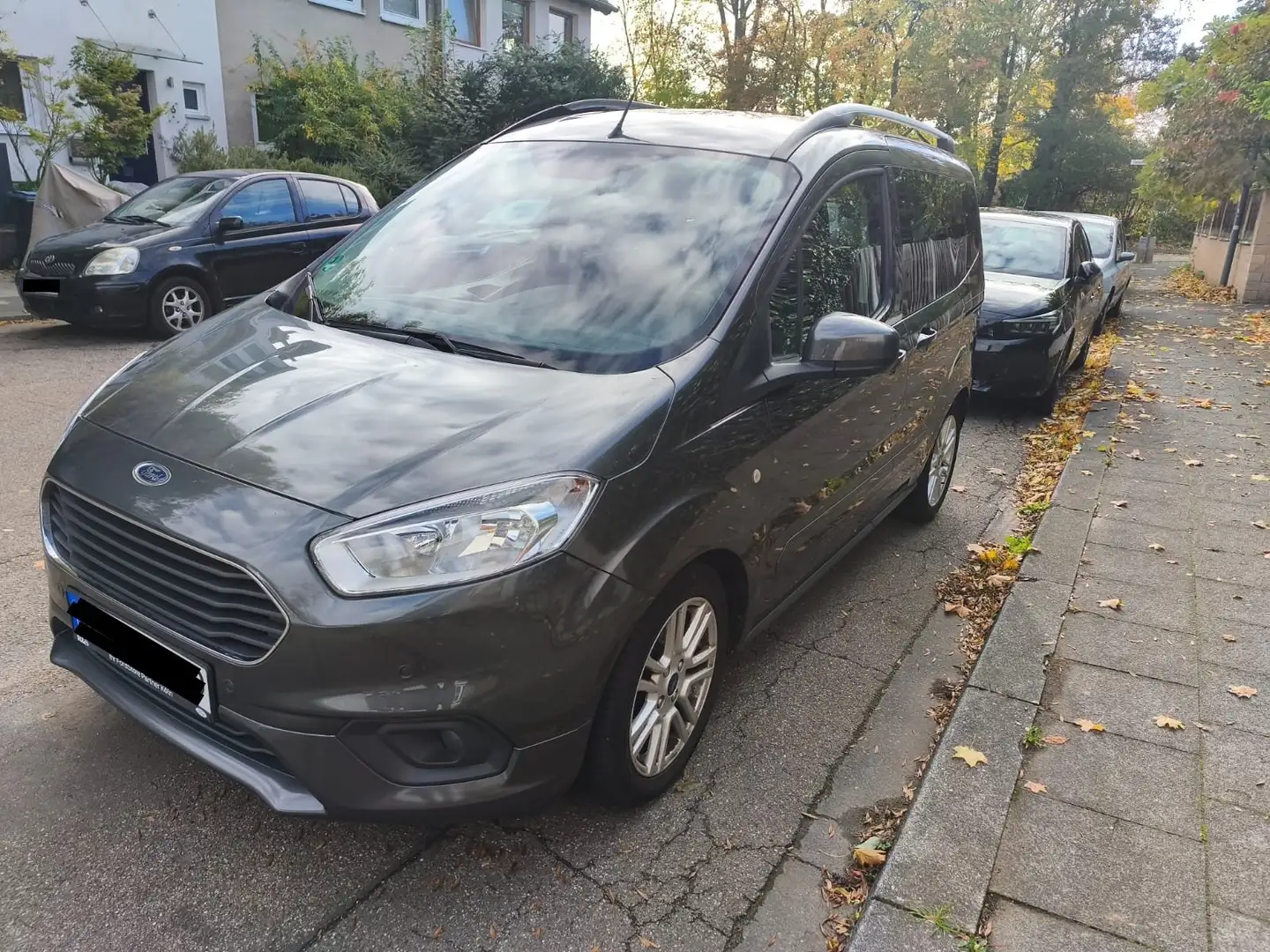 Ford Tourneo Courier 1.0 EcoBoost Titanium Grau - 1