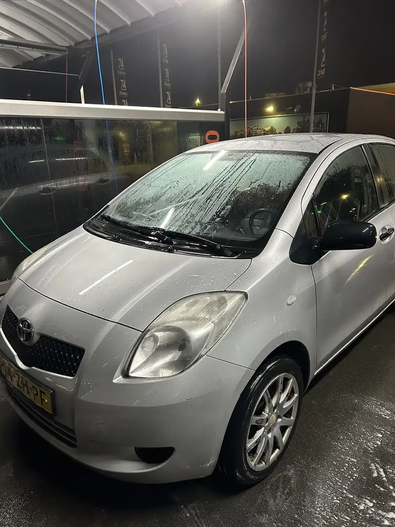 Toyota Yaris 1.0 VVTi Spirit Gris - 2
