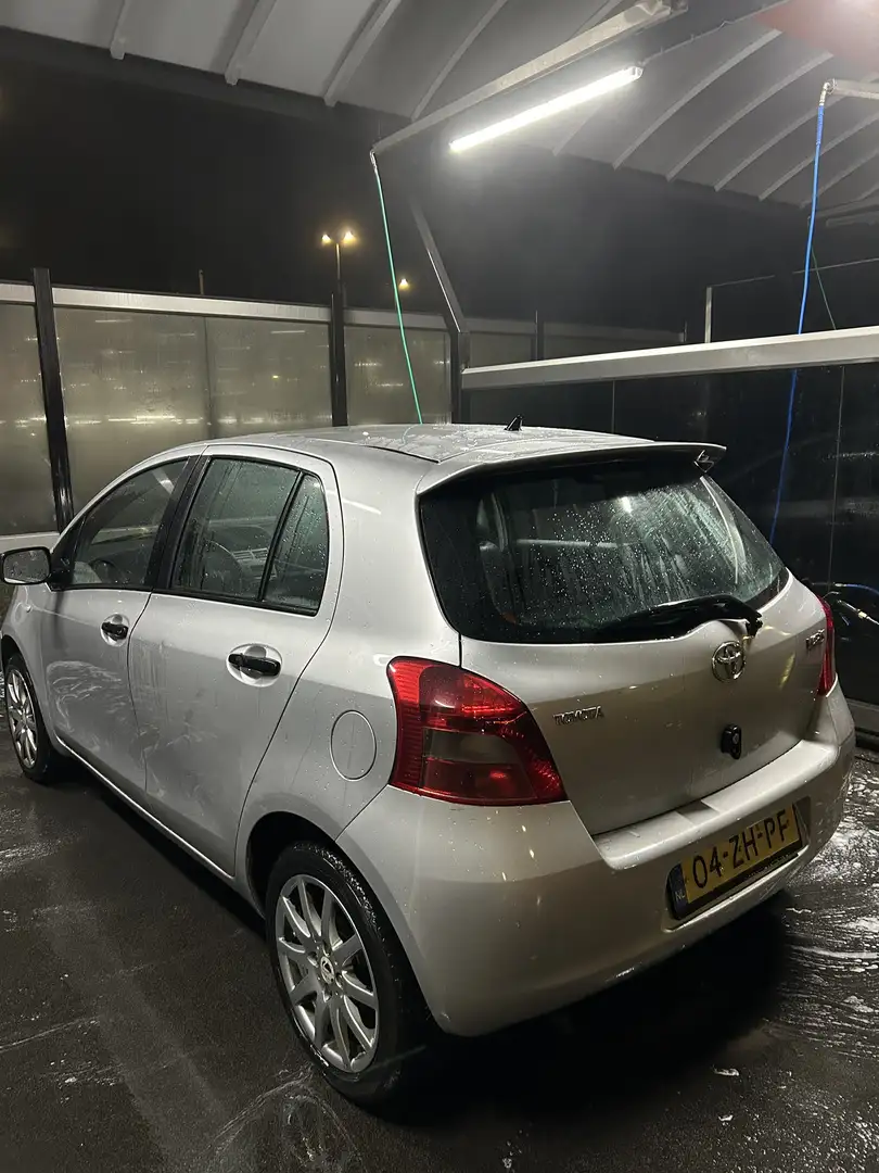 Toyota Yaris 1.0 VVTi Spirit Gris - 1