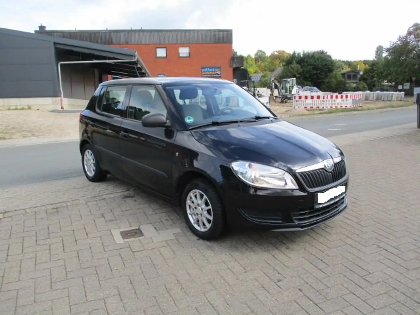 Skoda Fabia Fabia II Fließheck 1.2 HTP Fresh Schwarz - 2