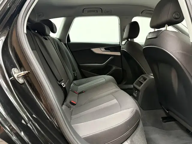 Audi A4 view 14