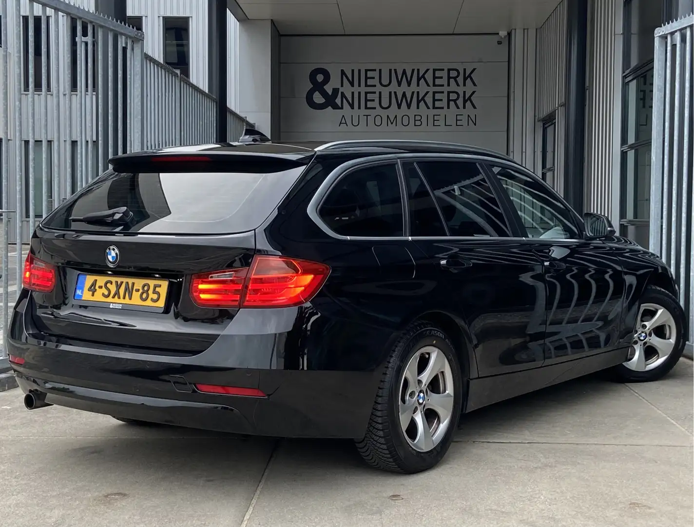 BMW 316 3-serie Touring 316i Executive Upgrade | TREKHAAK Zwart - 2