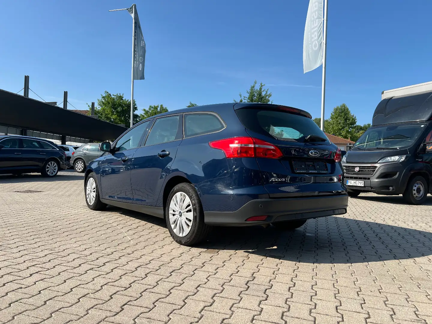 Ford Focus Turnier 1.5 TDCi Business *Navi sitzh. AHK* Blau - 2