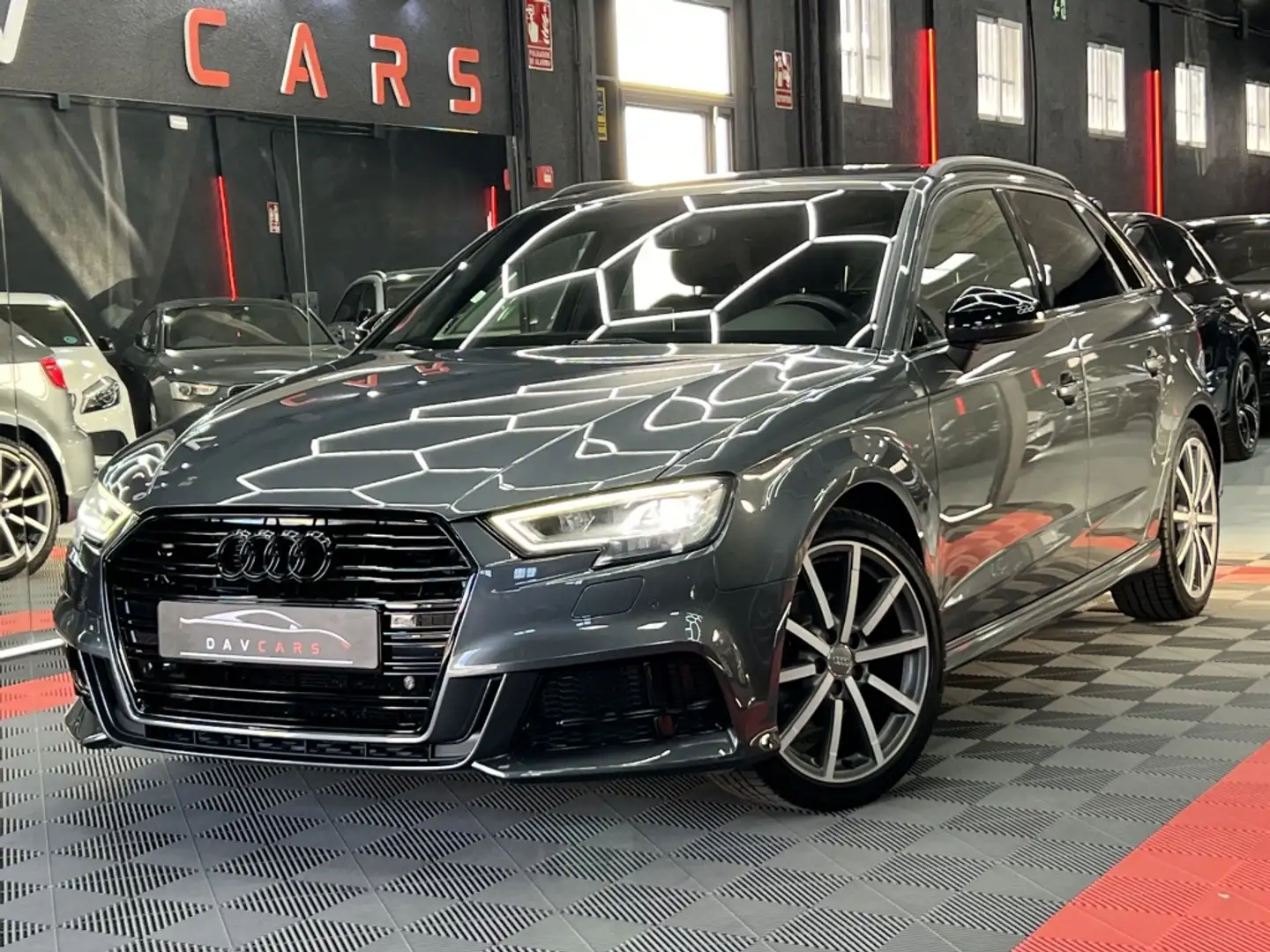 Audi A3 Sportback 35 TFSI Black line S tronic 110kW Grau - 2
