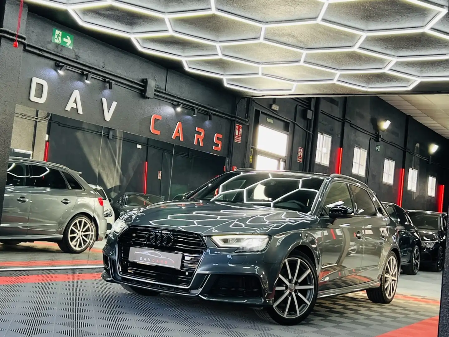 Audi A3 Sportback 35 TFSI Black line S tronic 110kW Grau - 1