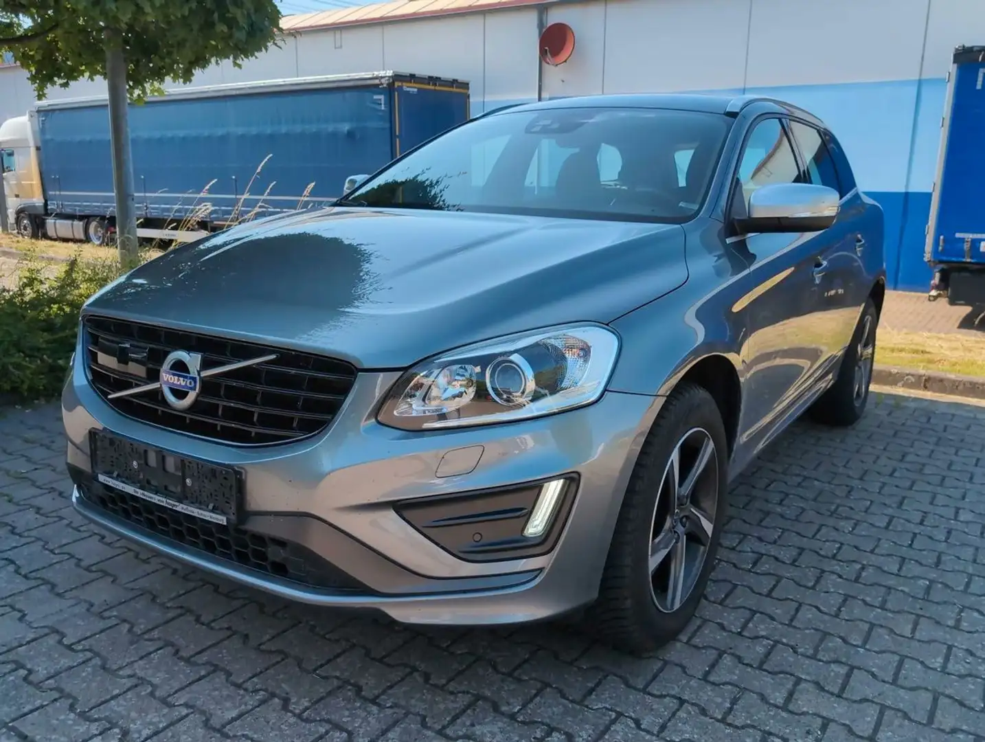 Volvo XC60 2.0 D4 Momentum 2WD Grau - 1