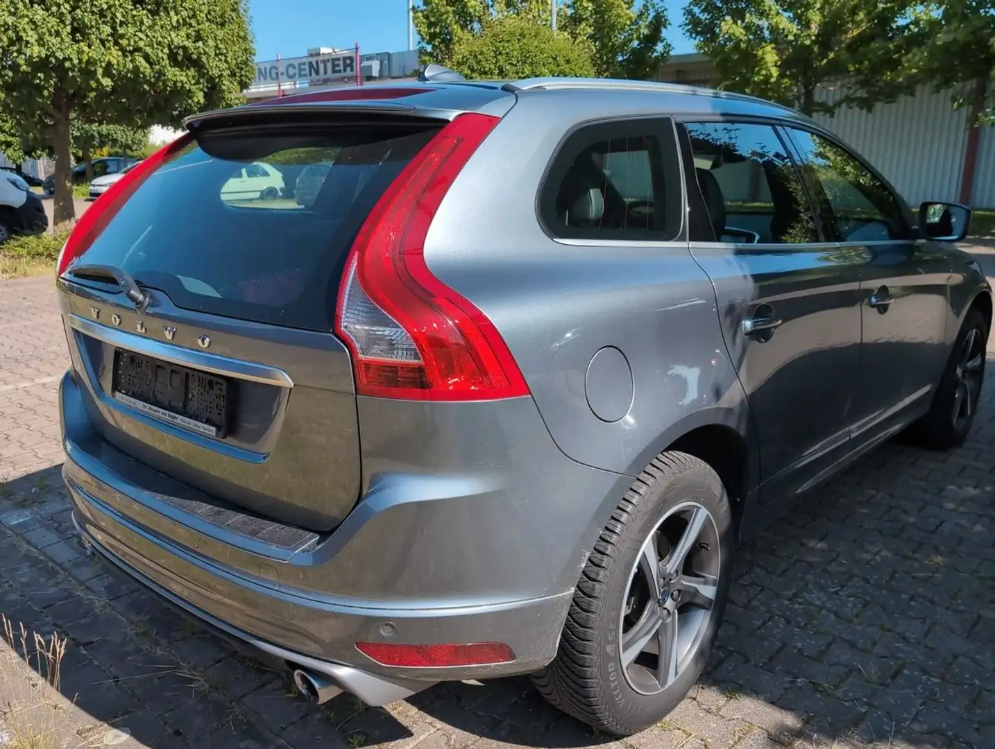 Volvo XC60 2.0 D4 Momentum 2WD Grau - 2