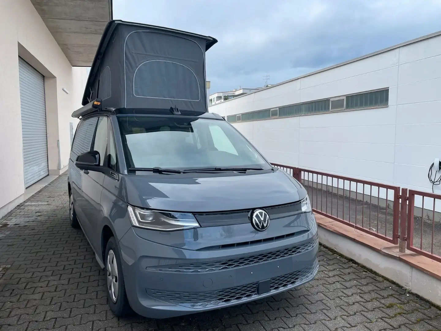 Volkswagen T7 California Beach Multivan Aufstelldach PKW 6 Grau - 2