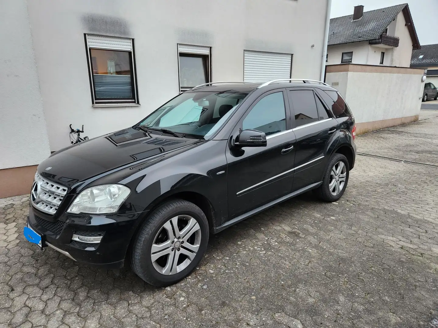 Mercedes-Benz ML 300 ML 300 CDI 4Matic 7G-TRONIC DPF BlueEFFICIENCY Schwarz - 1