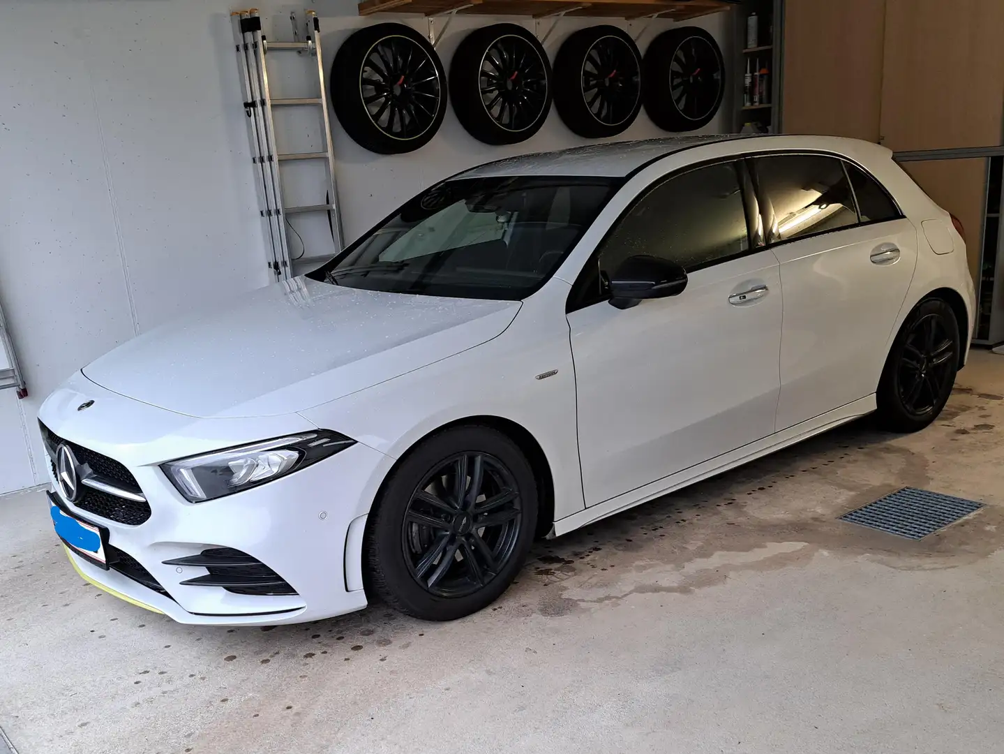 Mercedes-Benz A 180 first Edition - AMG Line Weiß - 2