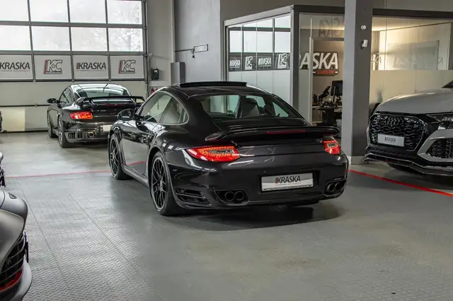 Porsche 911 view 12
