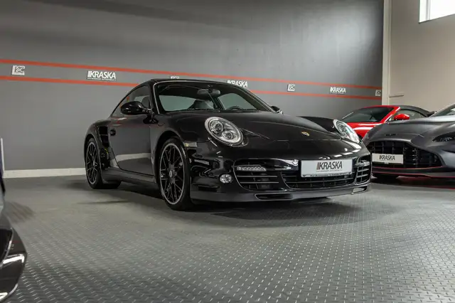 Porsche 911 view 8