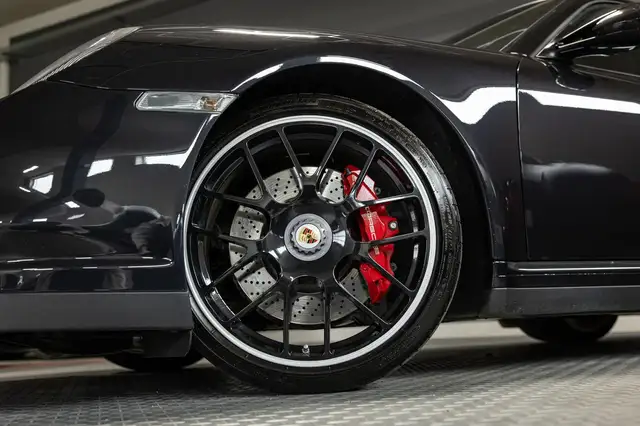 Porsche 911 view 3