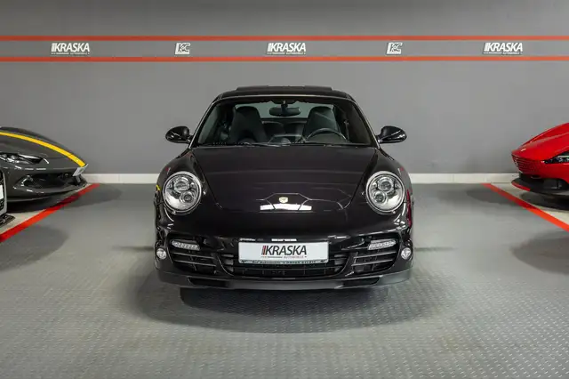Porsche 911 view 6