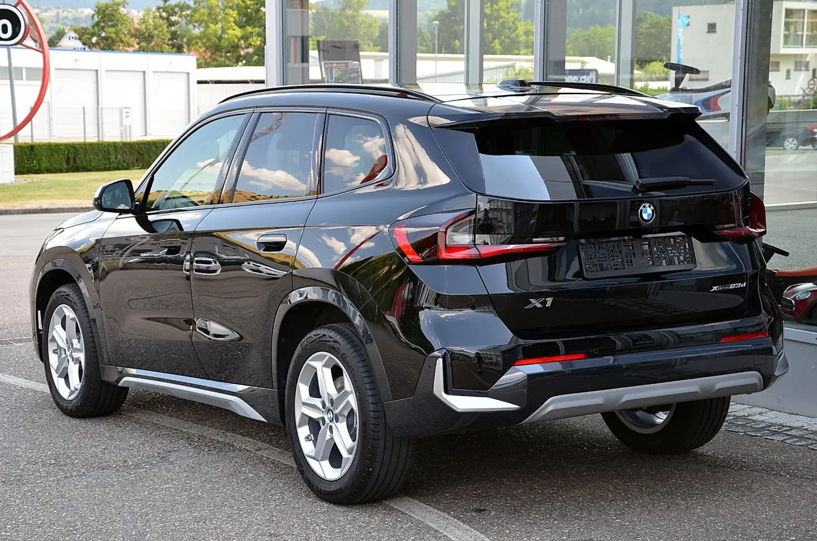 BMW X1 23 d xDrive/xLine/Sportsitze/el.AHK/Kamera+++ Schwarz - 2