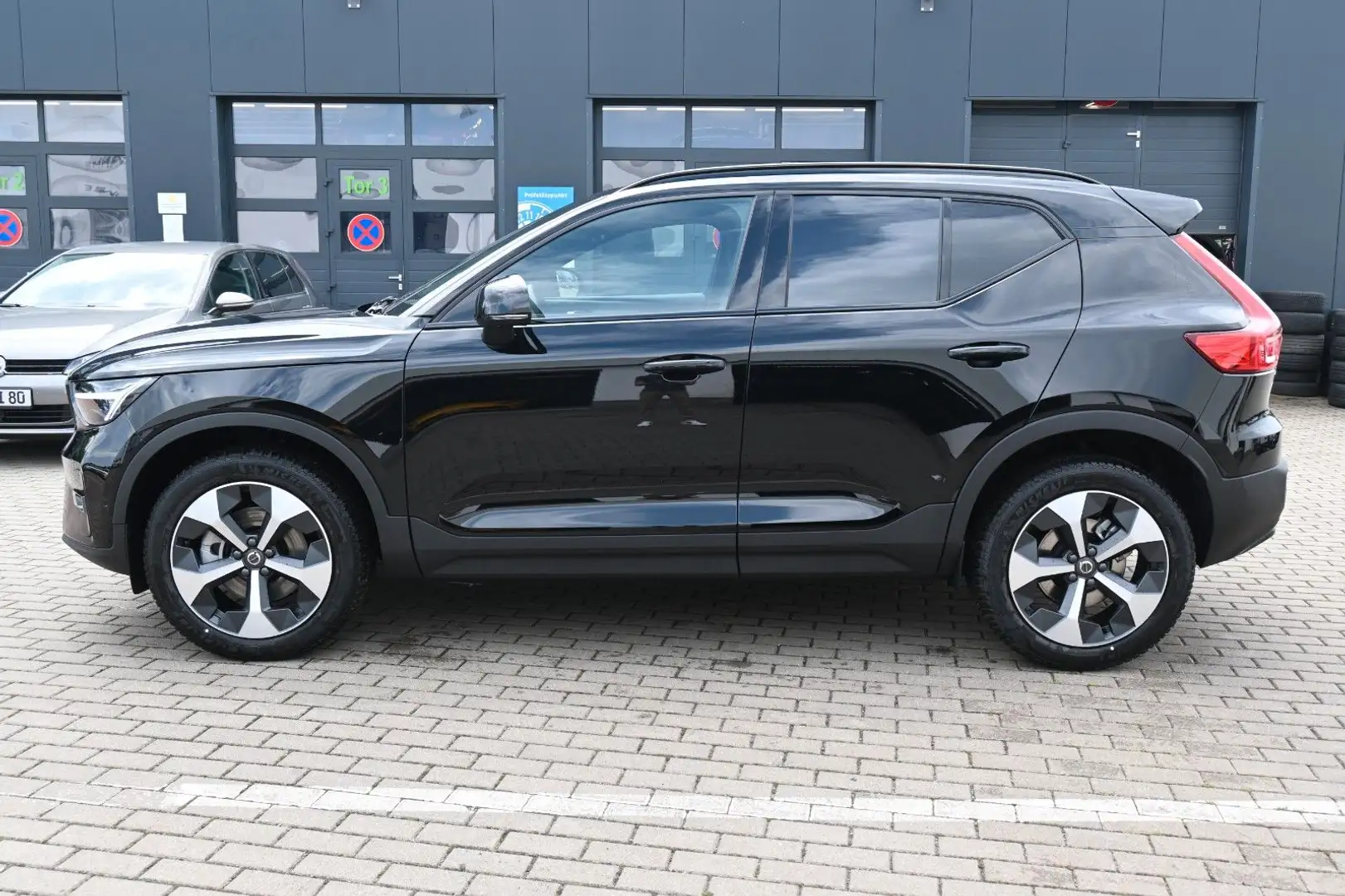 Volvo XC40 B3 DKG Plus Dark*FSHZG*360°*AHK*AllSeason Schwarz - 2
