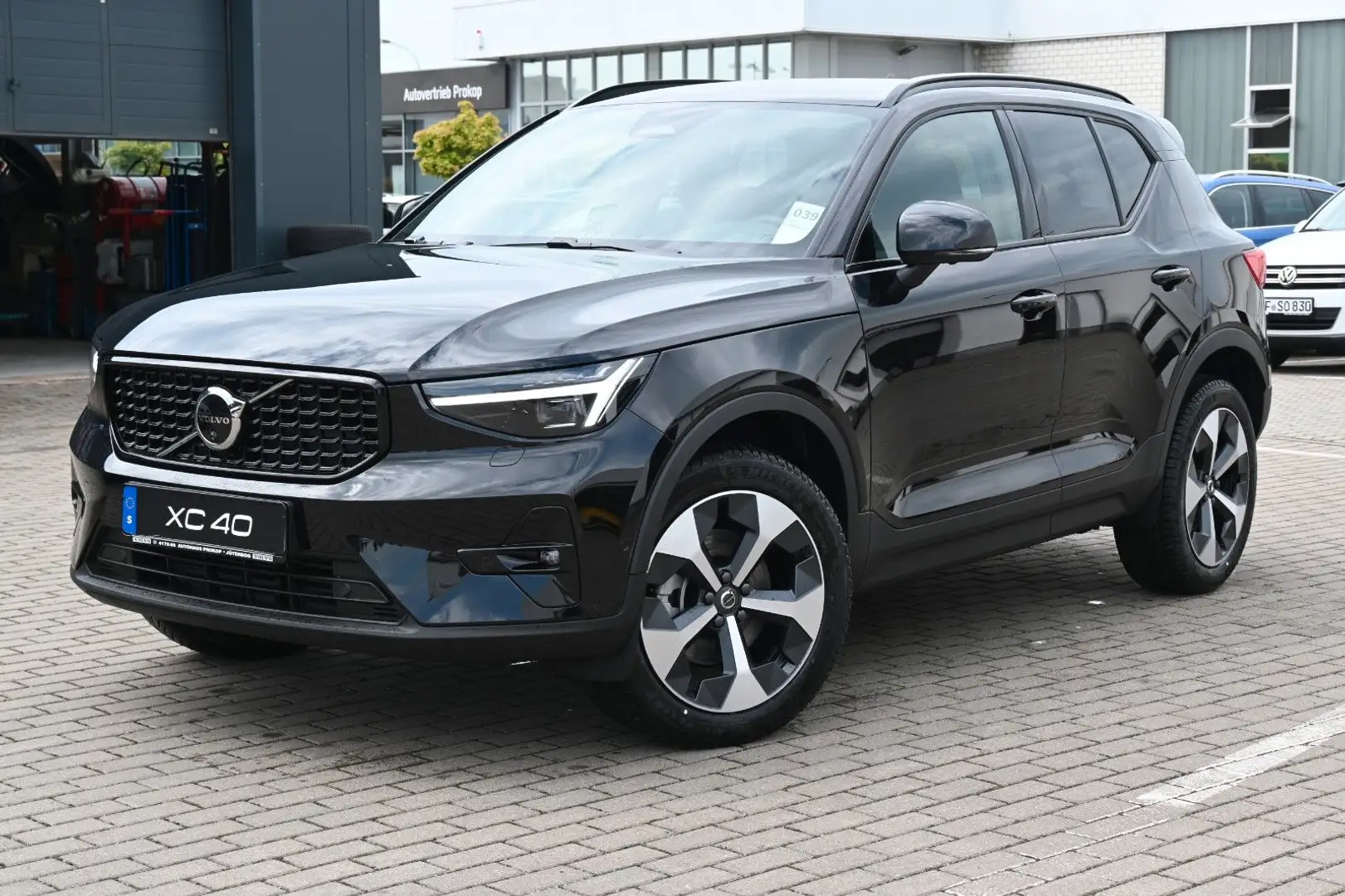 Volvo XC40 B3 DKG Plus Dark*FSHZG*360°*AHK*AllSeason Schwarz - 1