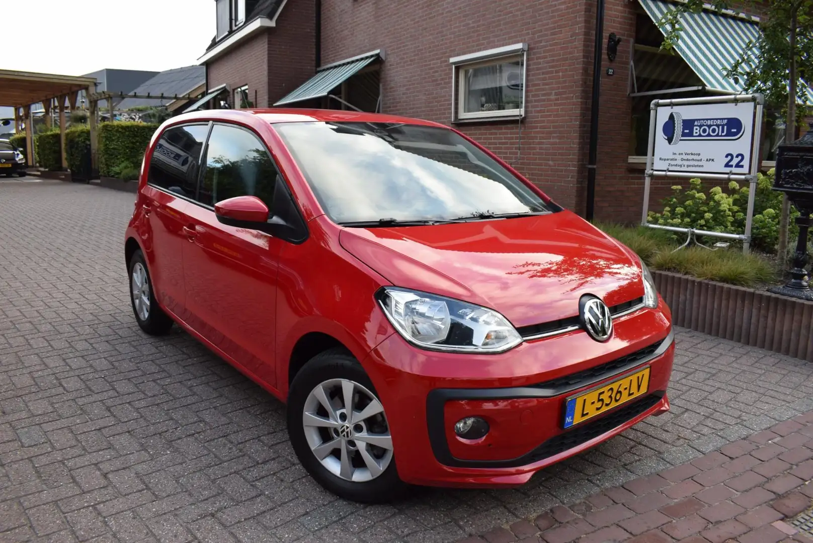 Volkswagen up! 1.0 BMT move up! 5 DEURS /CRUISECONTROL/AIRCO/PDC/ Rood - 2