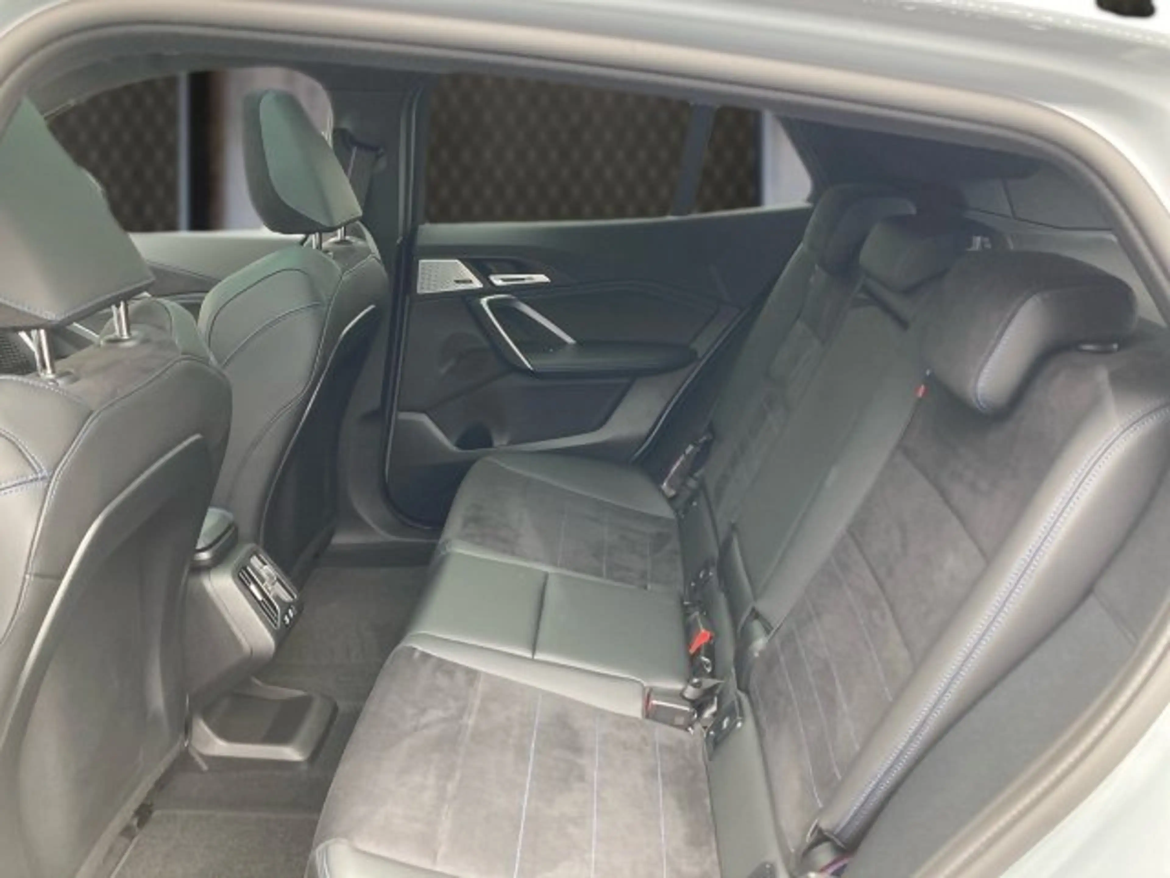 BMW iX2 xDrive30 U10 — photo 9