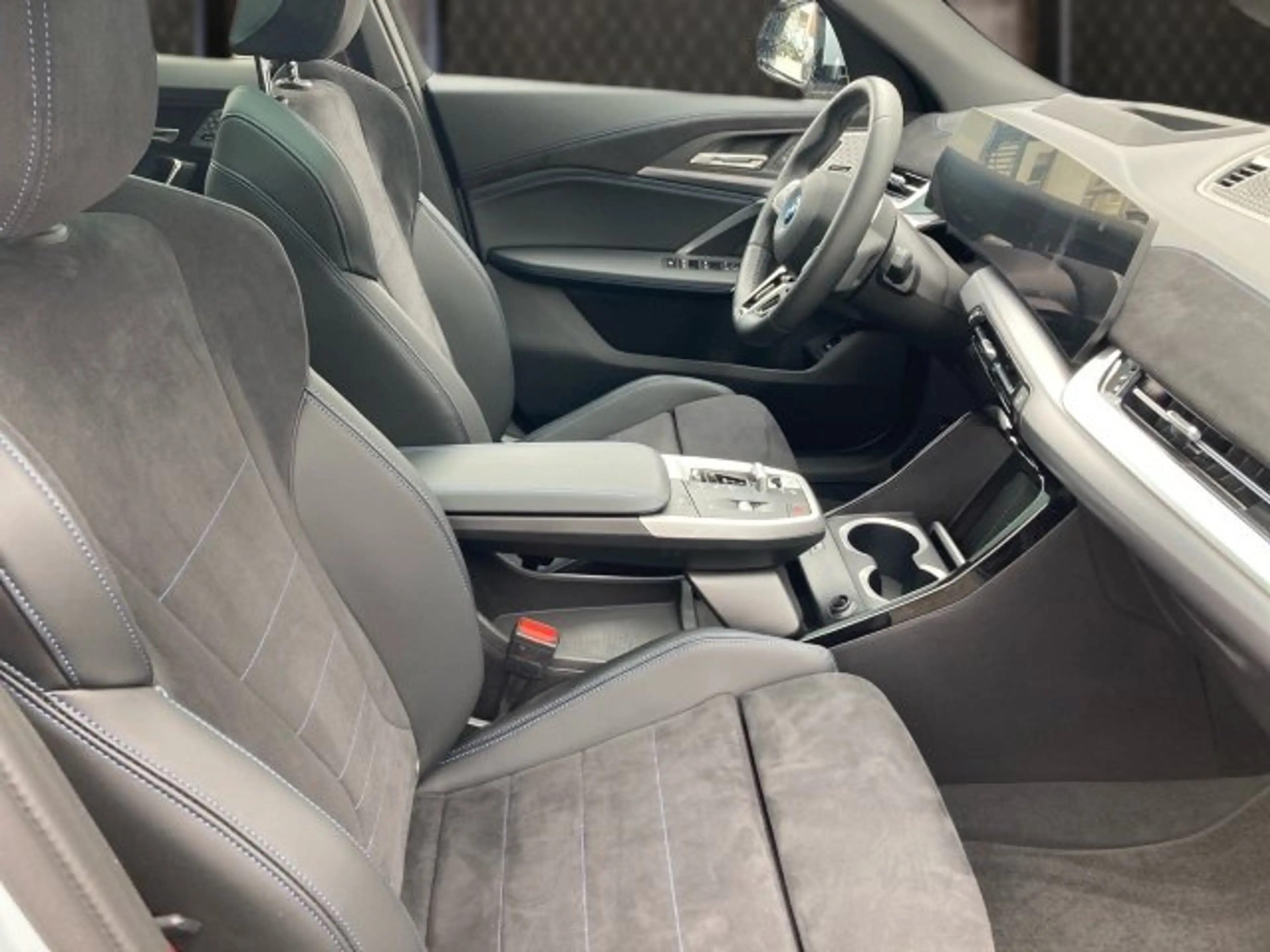 BMW iX2 xDrive30 U10 — photo 6