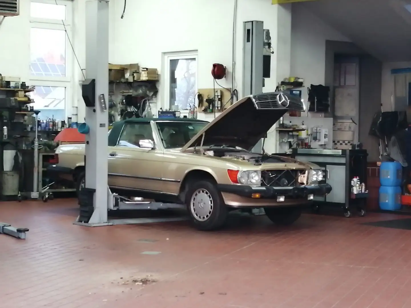 Mercedes-Benz SL 560 Gold - 2