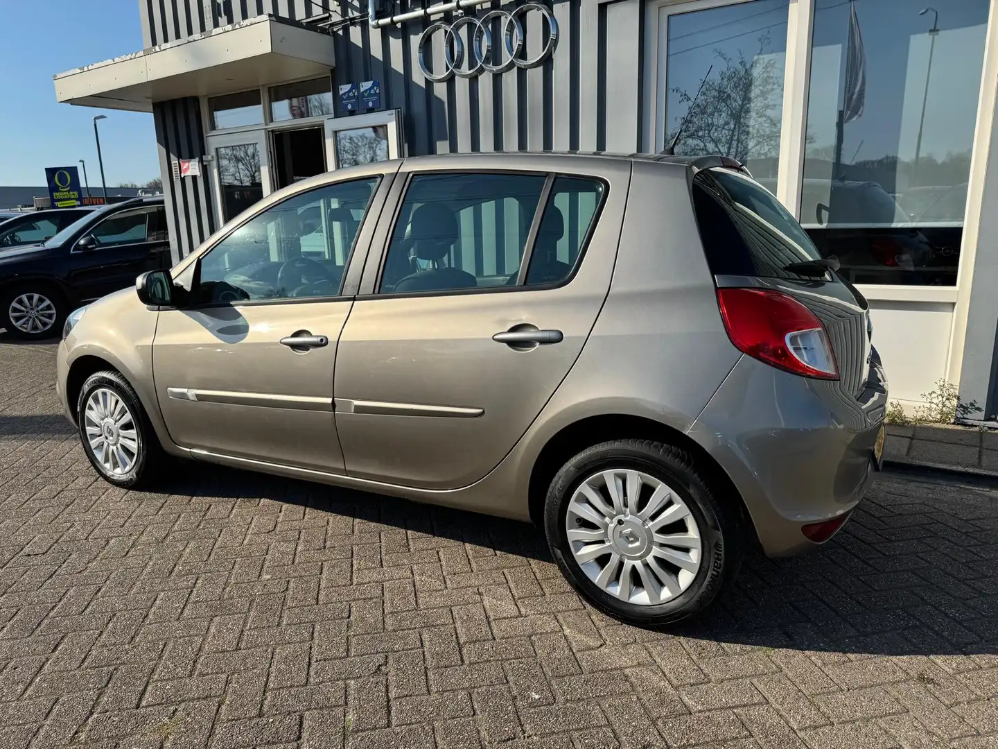 Renault Clio 1.2 Collection Bruin - 2