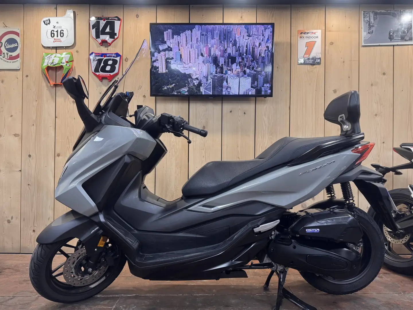 Honda Forza 125 Gris - 2