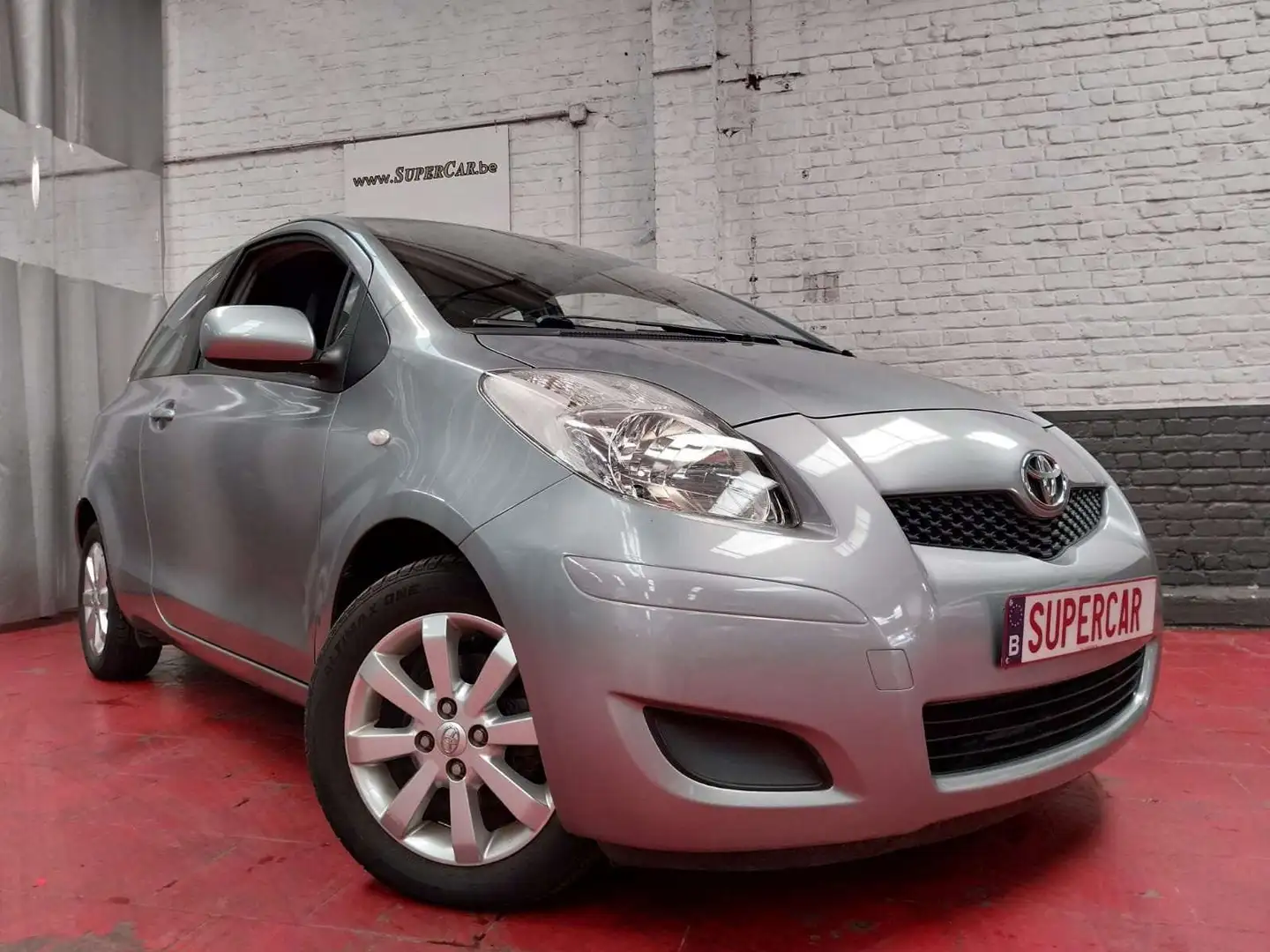 Toyota Yaris 1.33i VVT-i Chill Out II MMT * BLTH * 174 x 42 M * Gris - 2
