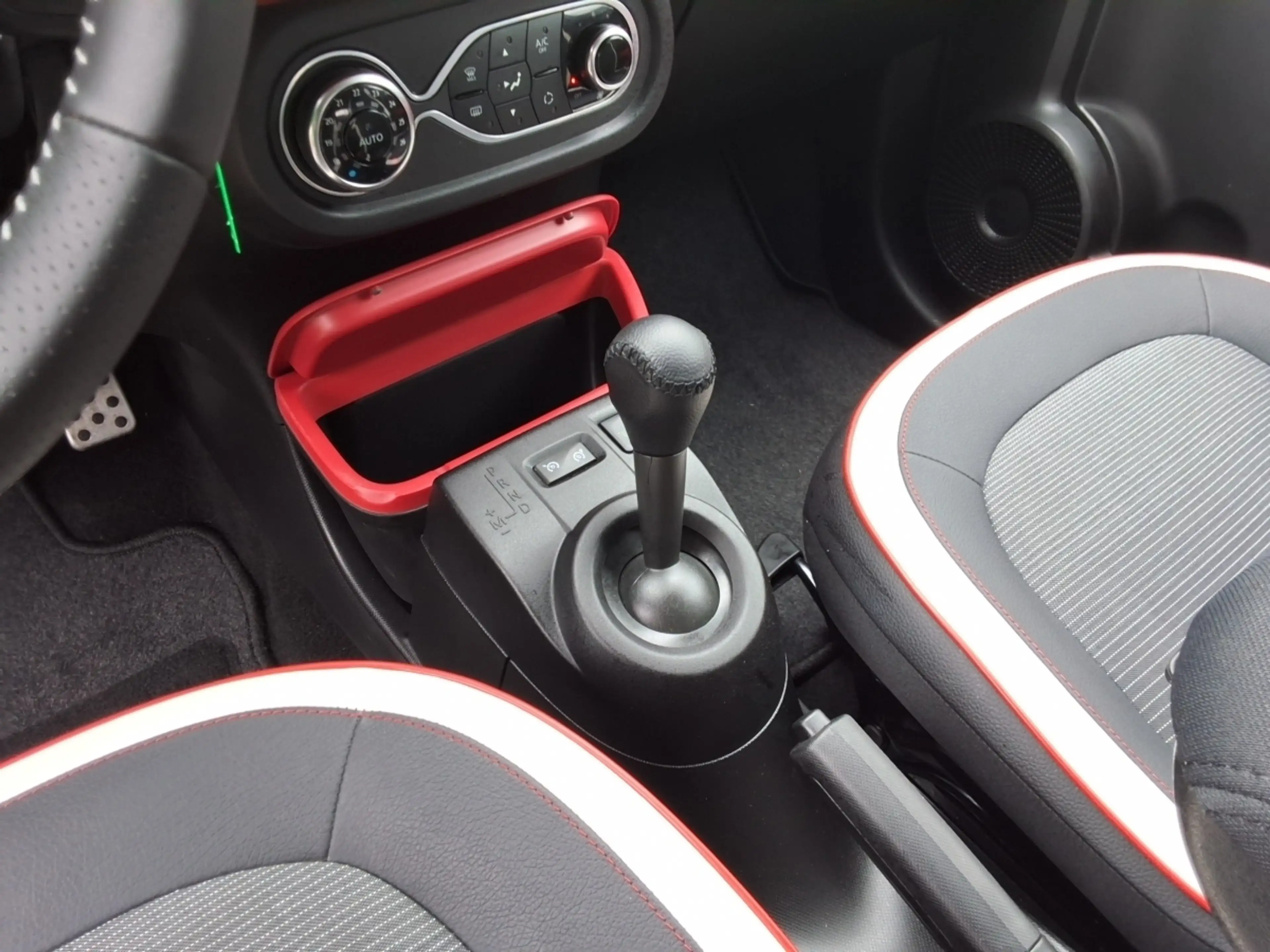 Renault Twingo 3 Luxe ENERGY TCe 90 E6  Intens ENERGY — photo 14