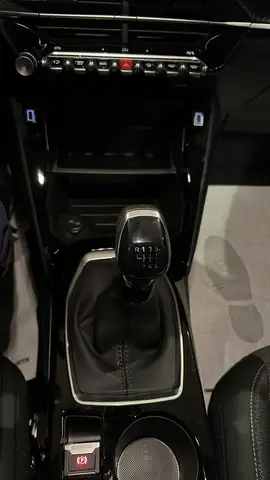 Peugeot 208 view 9