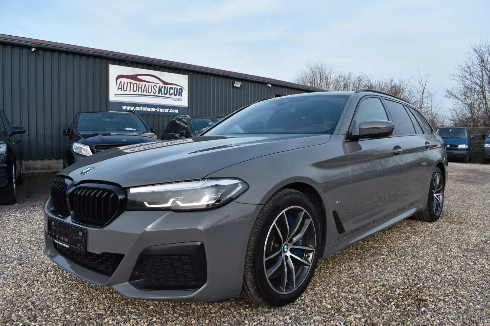 BMW 530 d Touring xDrive M Sport 1 Hand AHK LED Gris - 1