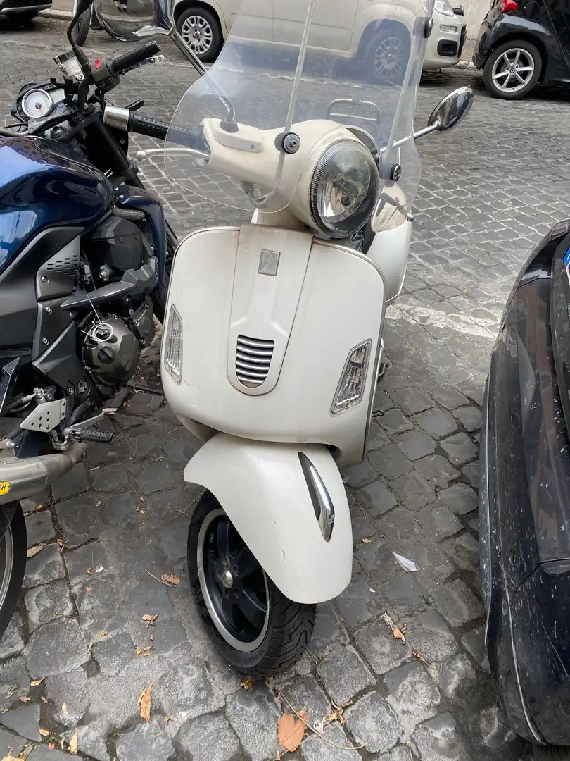 Piaggio GTS 300 Weiß - 1