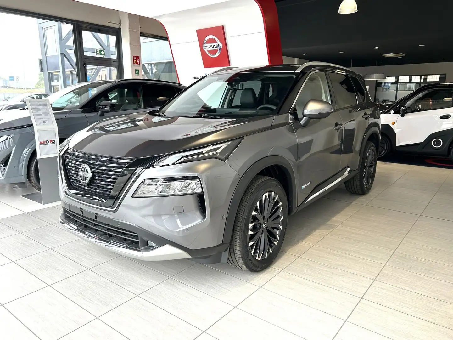 Nissan X-Trail e-Power e-4orce 4WD Tekna Executive Pack Nuova Grijs - 1