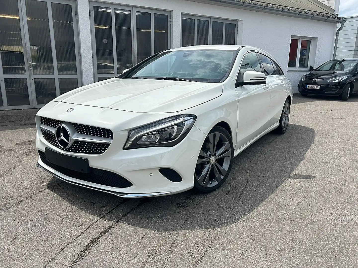 Mercedes-Benz CLA 180 Shooting Brake Aut. LED / NAVI / URBAN Weiß - 1