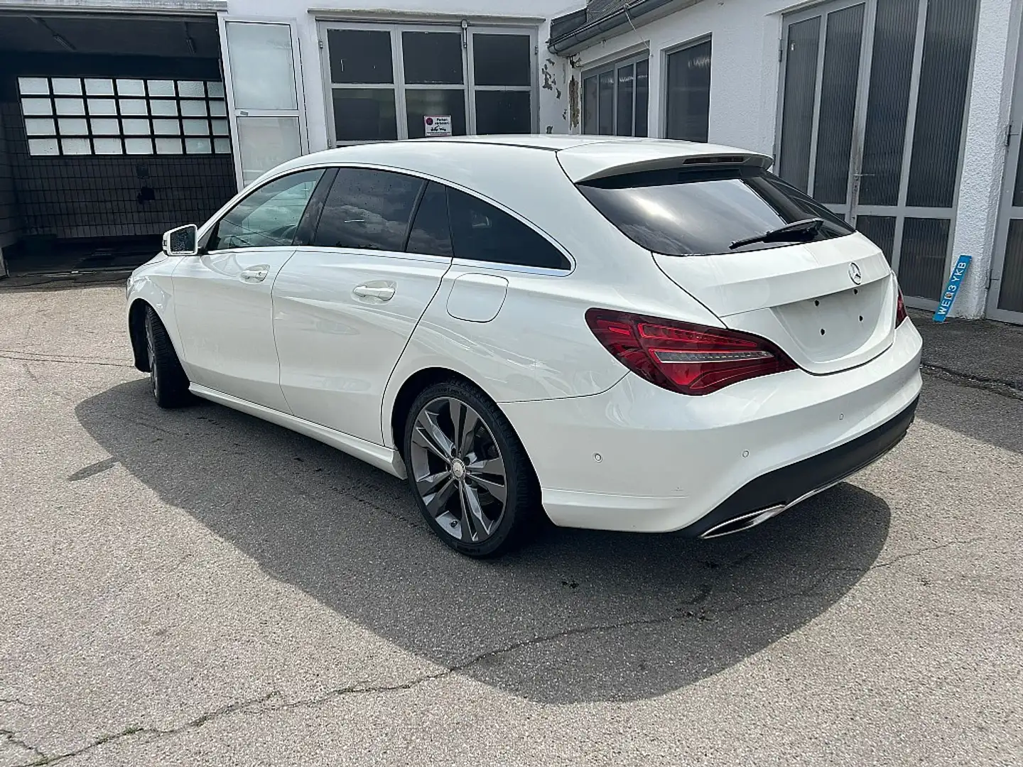 Mercedes-Benz CLA 180 Shooting Brake Aut. LED / NAVI / URBAN Weiß - 2
