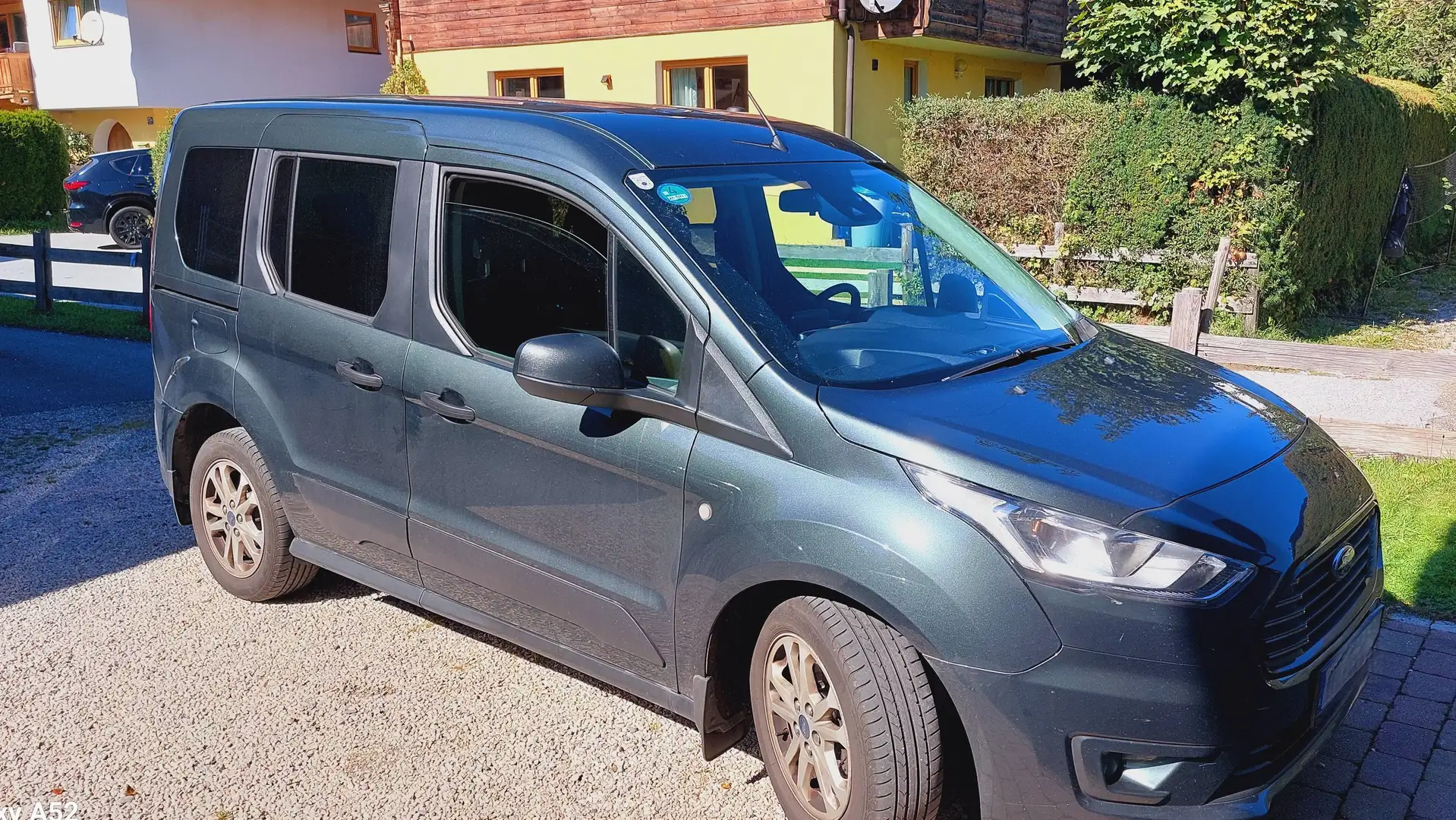 Ford Tourneo Connect 1.0L EBOOST 100 PS TREND Grün - 2
