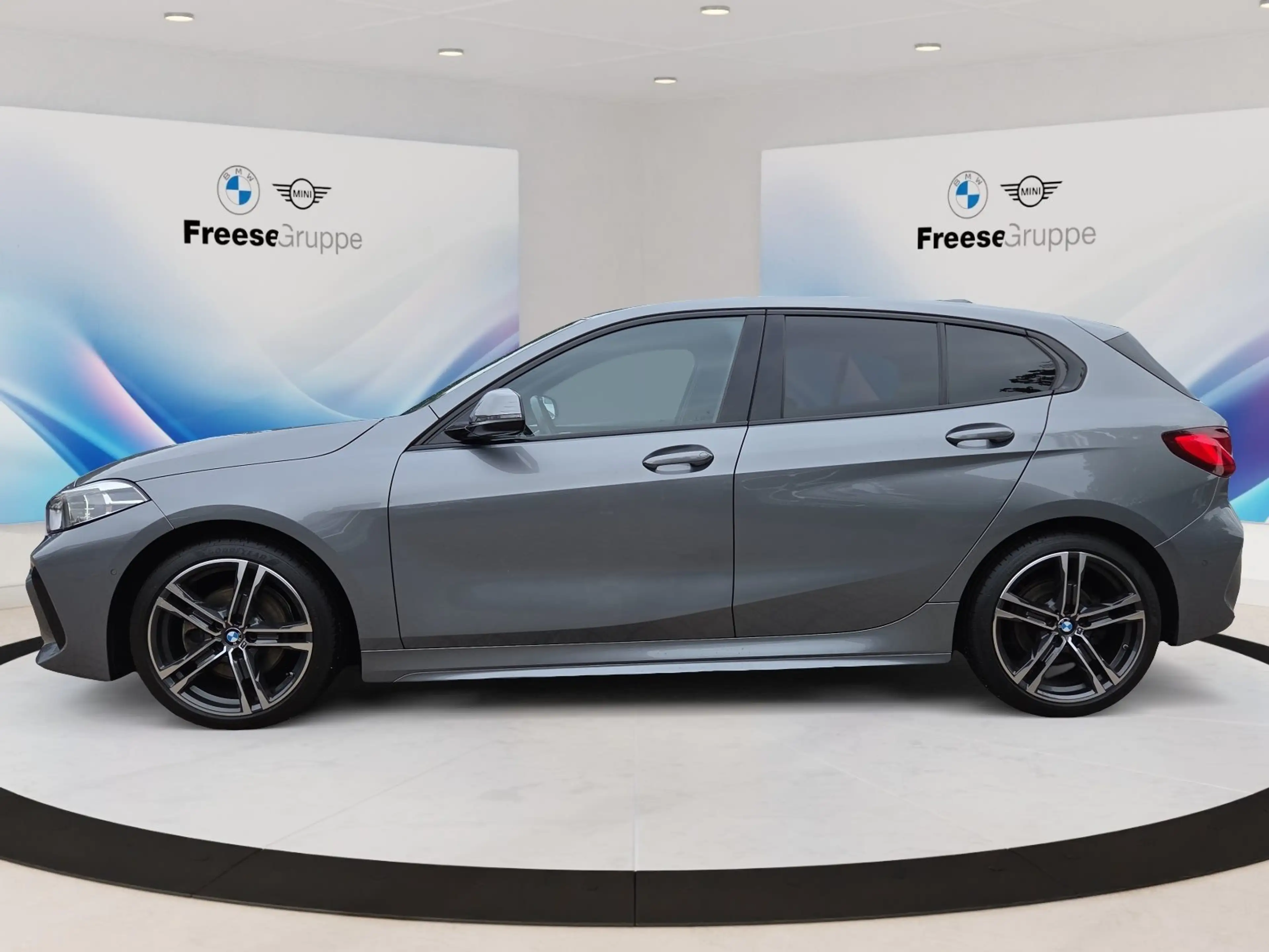 BMW 118 d 5-Türer HEAD-UP PANO RFK SPORTSITZE LED DAB — photo 3