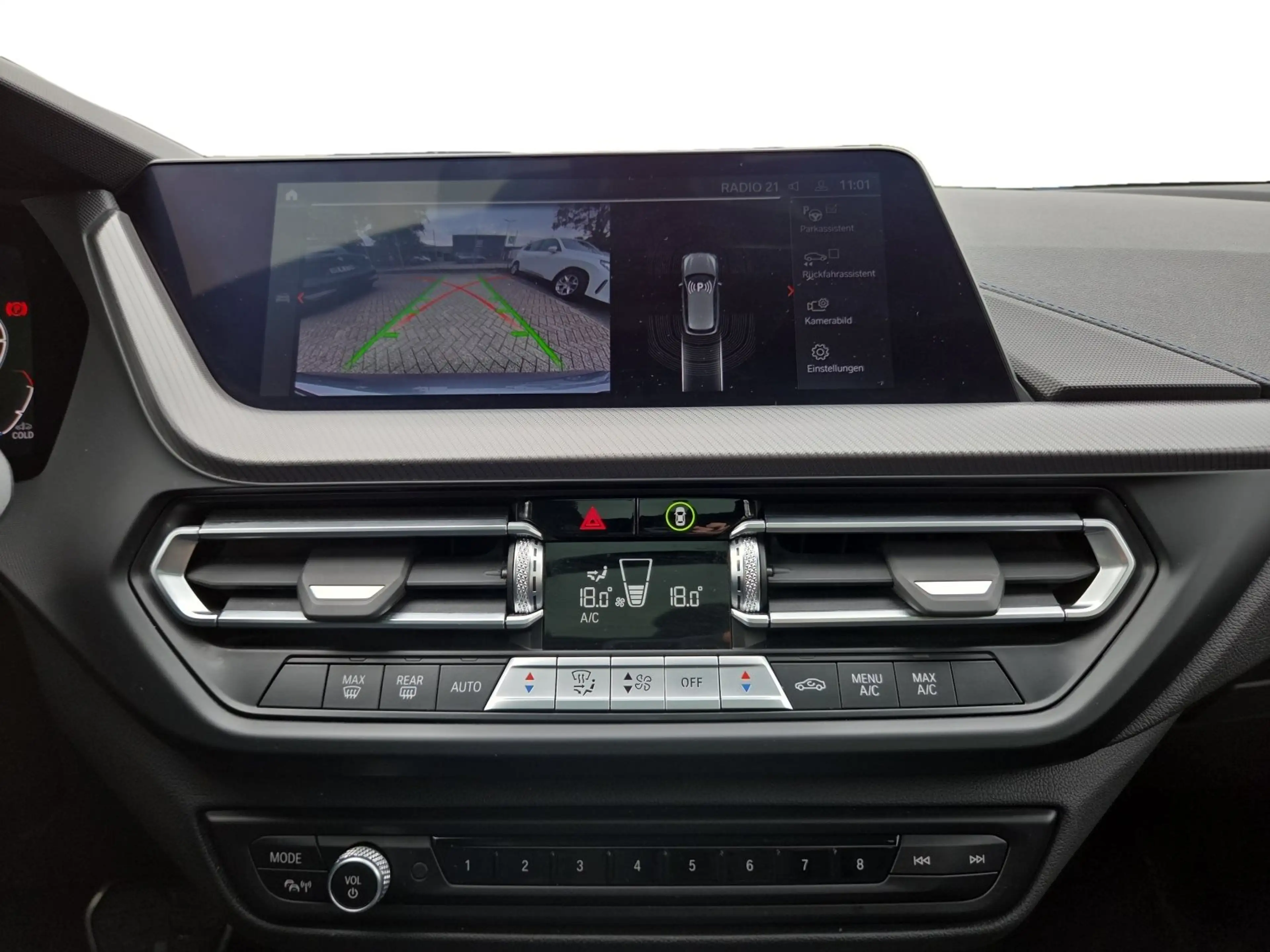 BMW 118 d 5-Türer HEAD-UP PANO RFK SPORTSITZE LED DAB — photo 12