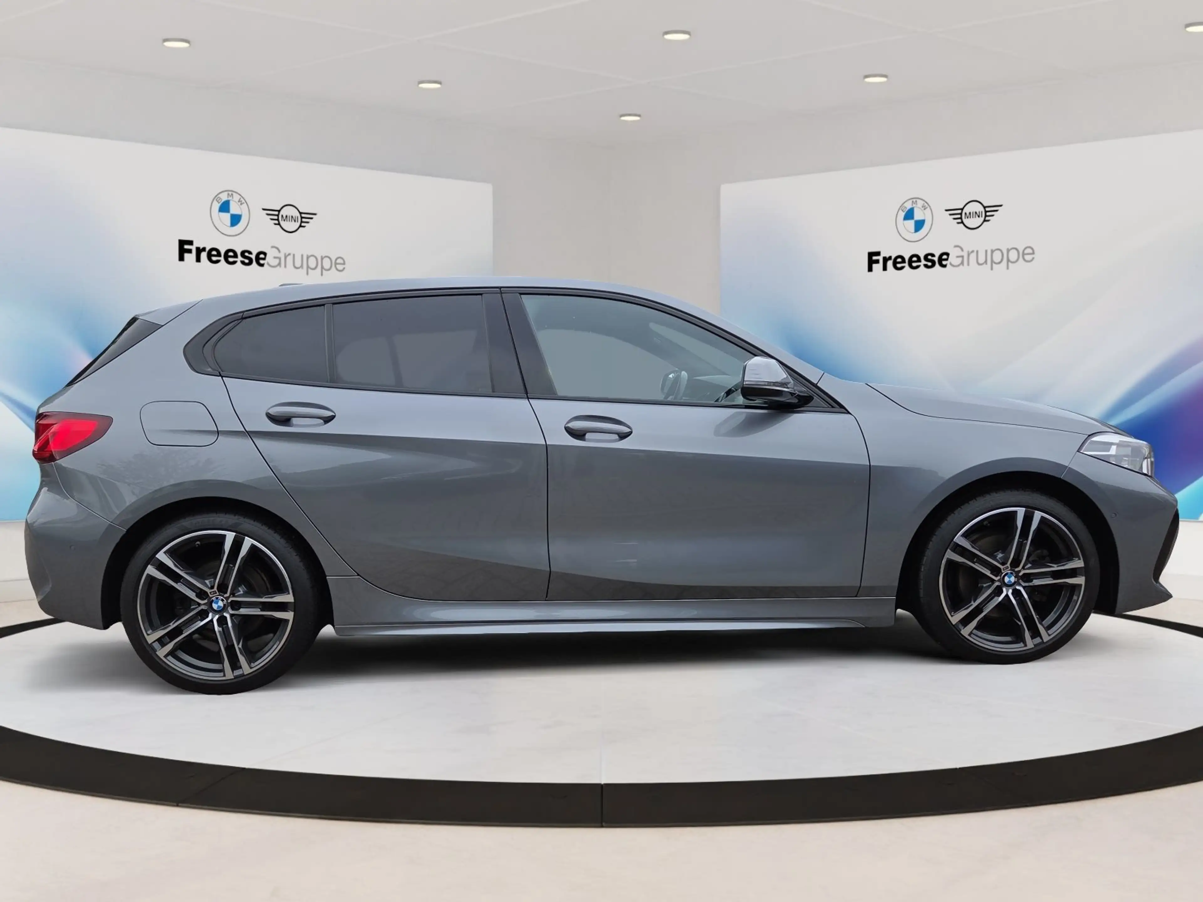 BMW 118 d 5-Türer HEAD-UP PANO RFK SPORTSITZE LED DAB — photo 7