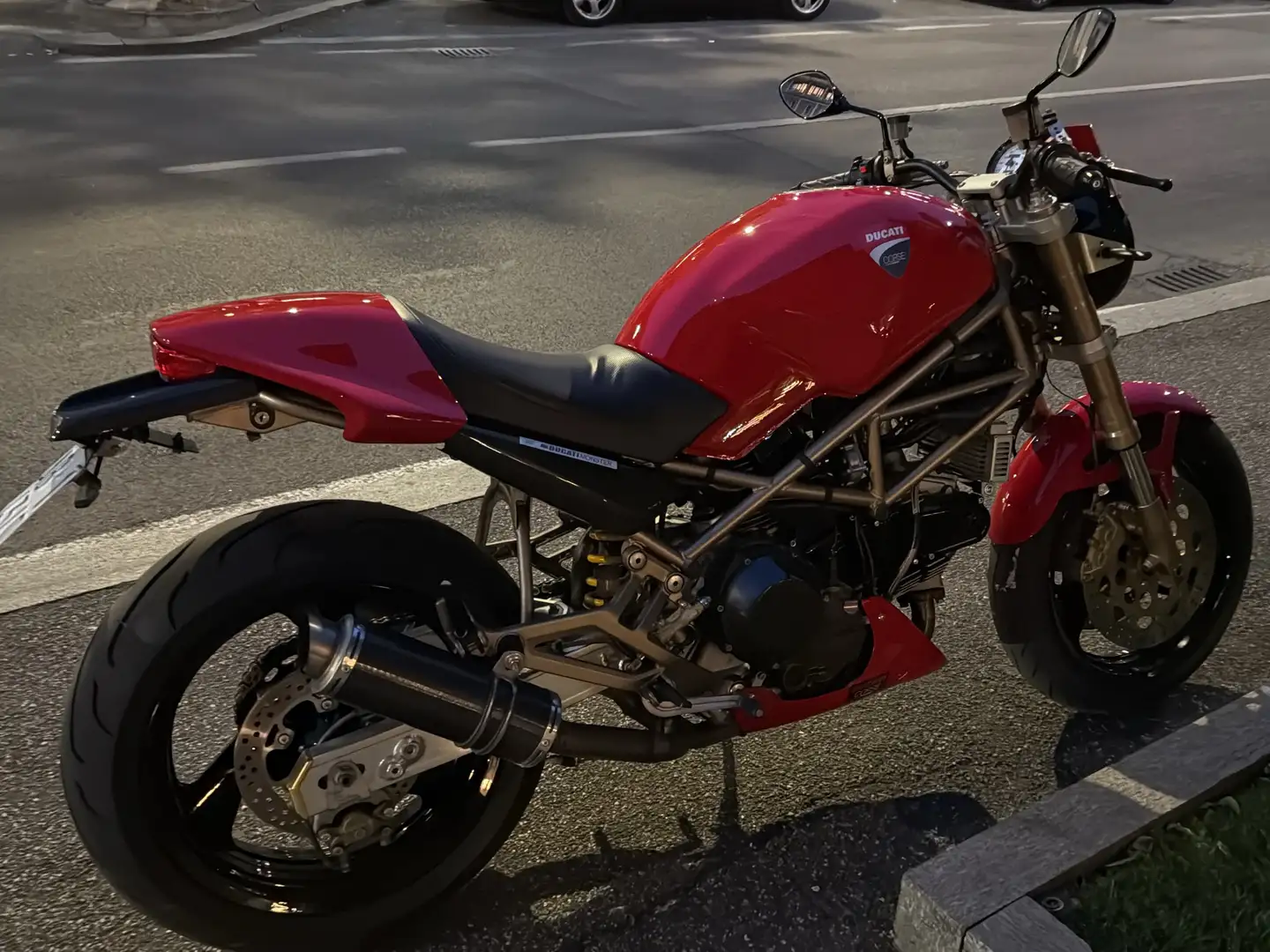 Ducati Monster 900 Rosso - 2